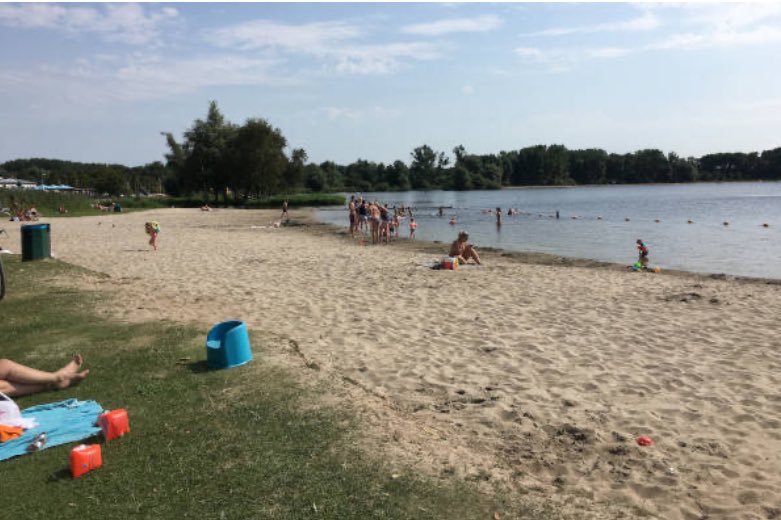 Het hele jaar door zoeken we verkoeling, vermaak of rust aan het water, buiten de stad en in het groen. Hou Vlietland openbaar toegankelijk. Stop roofkapitaal dat geld wil verdienen aan ons openbare groen.