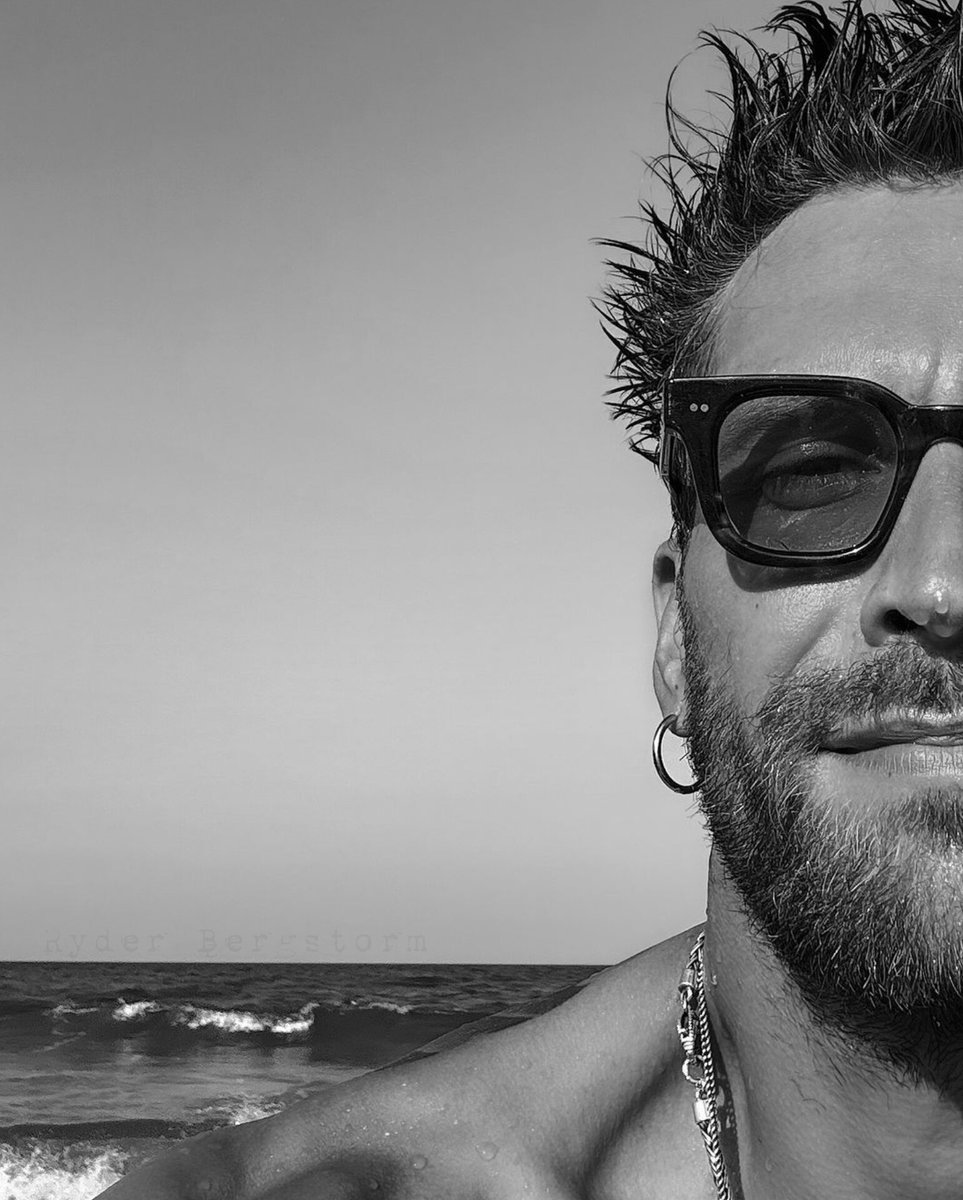 𝕴'𝖛𝖊 𝖌𝖔𝖙 𝖘𝖚𝖓𝖘𝖍𝖎𝖓𝖊.

                        ☀️🌴🌊