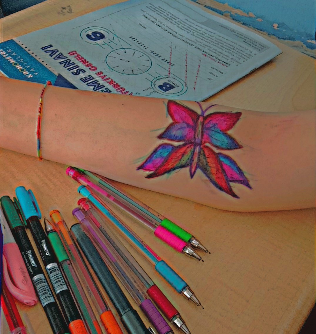 Derste arkadaşının koluna çizim yaptığın günler>>