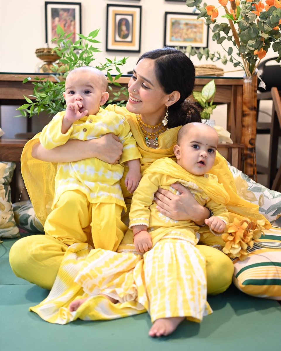 BollyTellyBuzz's tweet photo. This picture of #PankhuriAwasthy and her twins, Raditya and Radhya, is the definition of sunshine 🌞 https://t.co/qByByGSSpG