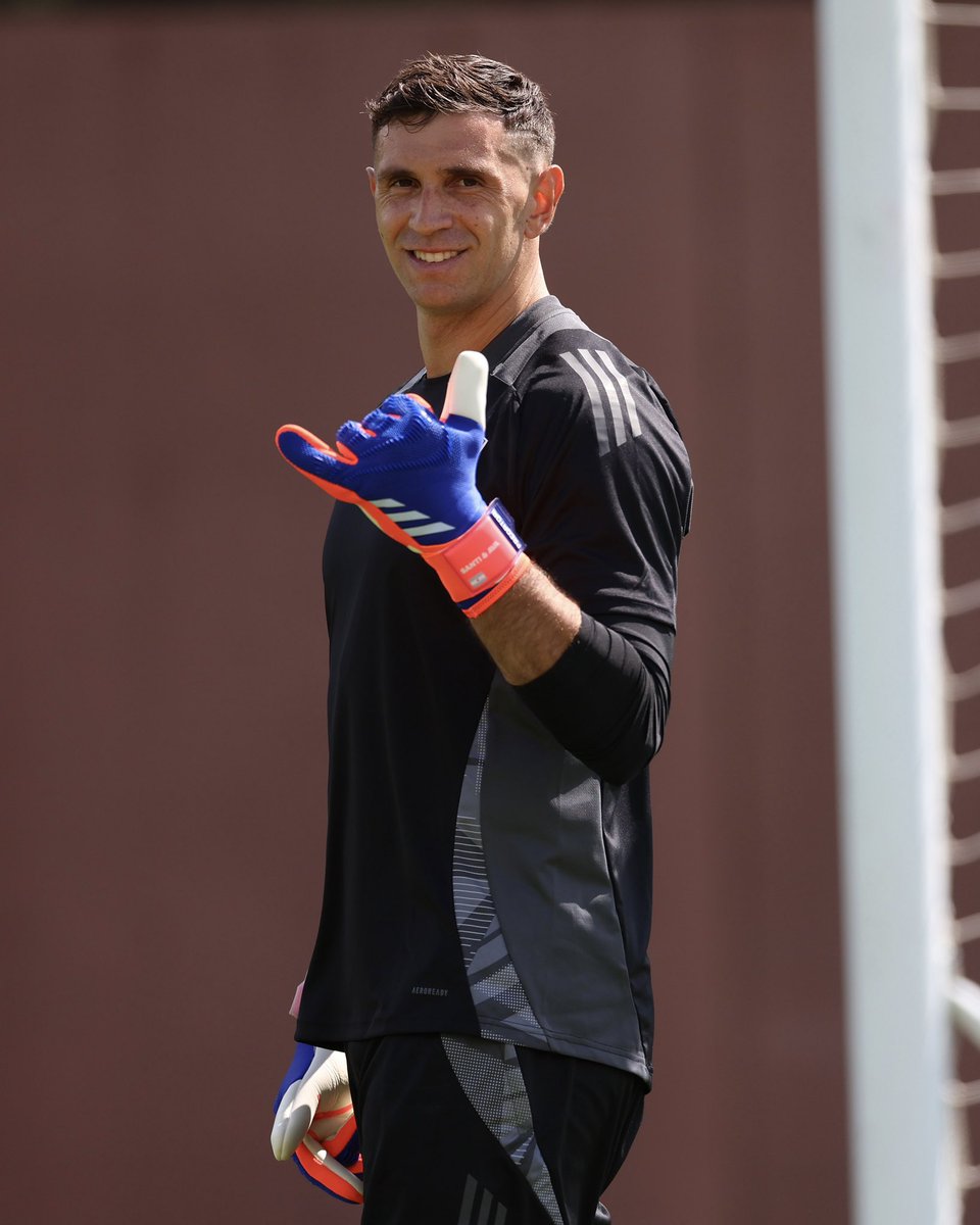 AstonVilla's tweet photo. Hey, Dibu! 🤙 https://t.co/AWWdBlZVM0