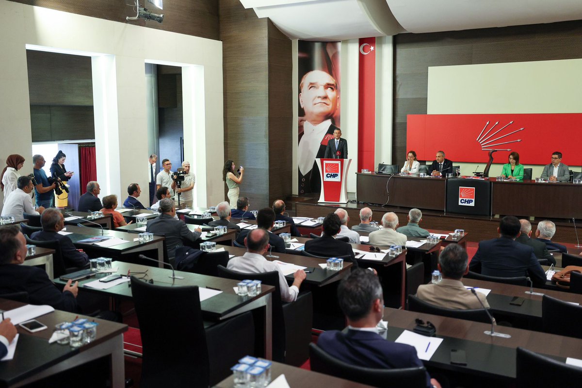 Cumhuriyet Halk Partisi Genel Başkanı Özgür Özel'in Davetiyle Eğitim Sendikaları Buluşmasına Katılım Sağladık

CHP Genel Başkanı Sn Özgür Özel'in davetlisi olarak Eğitim Sendikaları toplantısına katılım sağladık ve başta öğretmenlerimiz olmak üzere Eğitime dair sorunları ve çözüm