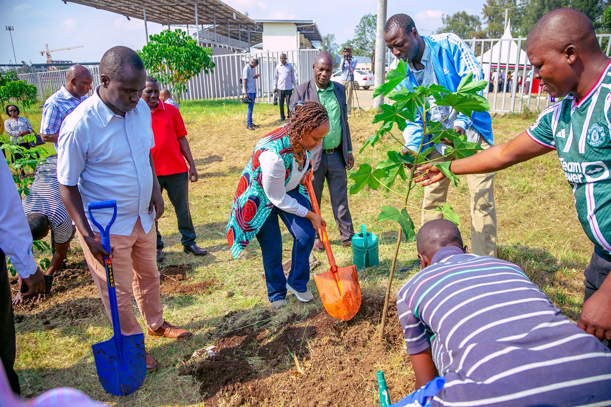 NYC_YouthVoice's tweet photo. Today,NYC CEO @MargaretKiogora and PS @IsmailMaalim19 along with other dignitaries, launched National Youth Week in Kisumu.The event included a courtesy call to the Governor's office and a ceremonial tree planting at Jomo Kenyatta International  Stadium.
#NYCAmplifyingYouthVoice https://t.co/BBsg8ZDdSd