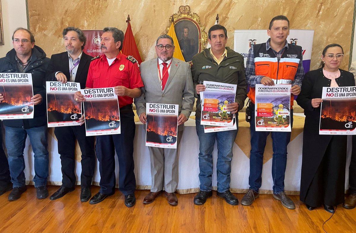 ECU911Austro's tweet photo. #Cuenca| En la @goberazuay el Coordinador Zonal 6 (e) @RPrunaJ participó en el lanzamiento de la campaña “Juntos prevenimos los incendios forestales”. 

🤝 Junto a las autoridades de @MAATE_Zonal6, @Riesgos_Ec y @Bomberos_Cuenca se difundió un mensaje de concientización. https://t.co/oz82mbTIgk