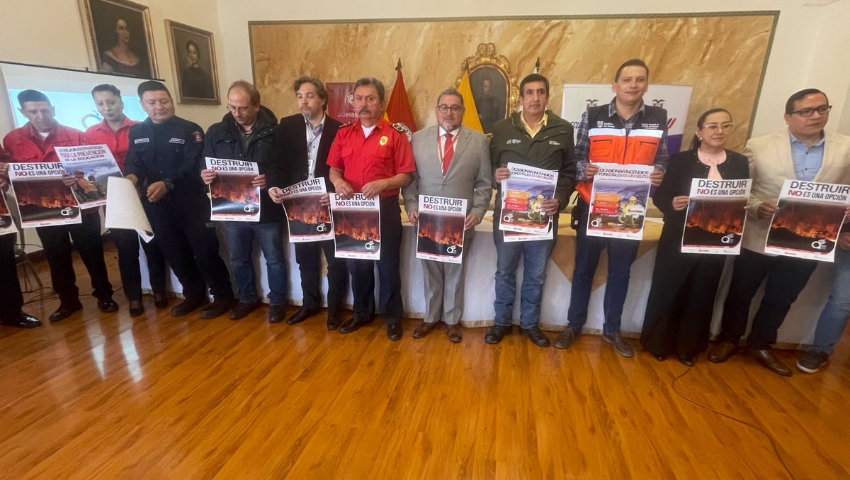 ECU911Austro's tweet photo. #Cuenca| En la @goberazuay el Coordinador Zonal 6 (e) @RPrunaJ participó en el lanzamiento de la campaña “Juntos prevenimos los incendios forestales”. 

🤝 Junto a las autoridades de @MAATE_Zonal6, @Riesgos_Ec y @Bomberos_Cuenca se difundió un mensaje de concientización. https://t.co/oz82mbTIgk