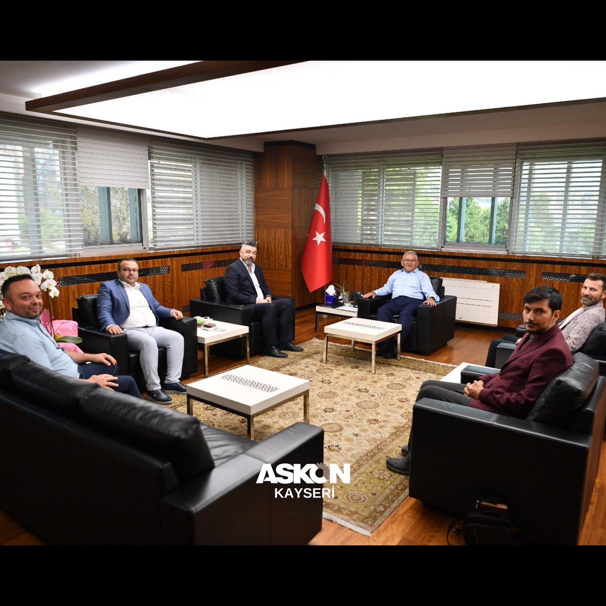 kayseriaskon's tweet photo. Kültepe Ekonomi Zirvesi hazırlıkları kapsamında, Kayseri Büyükşehir Belediye Başkanı Dr. Memduh Büyükkılıç Bey'i ziyaret ettik. Başkan Büyükkılıç ile gerçekleştirdiğimiz verimli istişareler sayesinde, zirvemizin başarısını artıracak önemli görüş ve öneriler aldık. https://t.co/jkDi5Tvieu