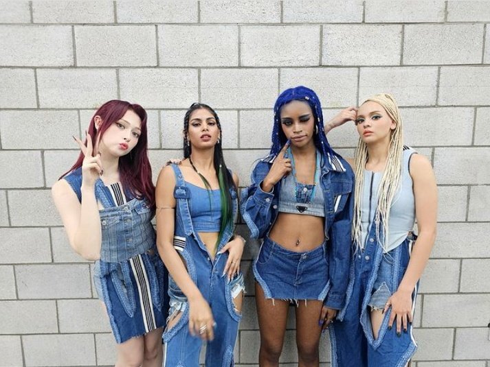 GUT0UaiaAAAAuF6?format=jpg&name=900x900