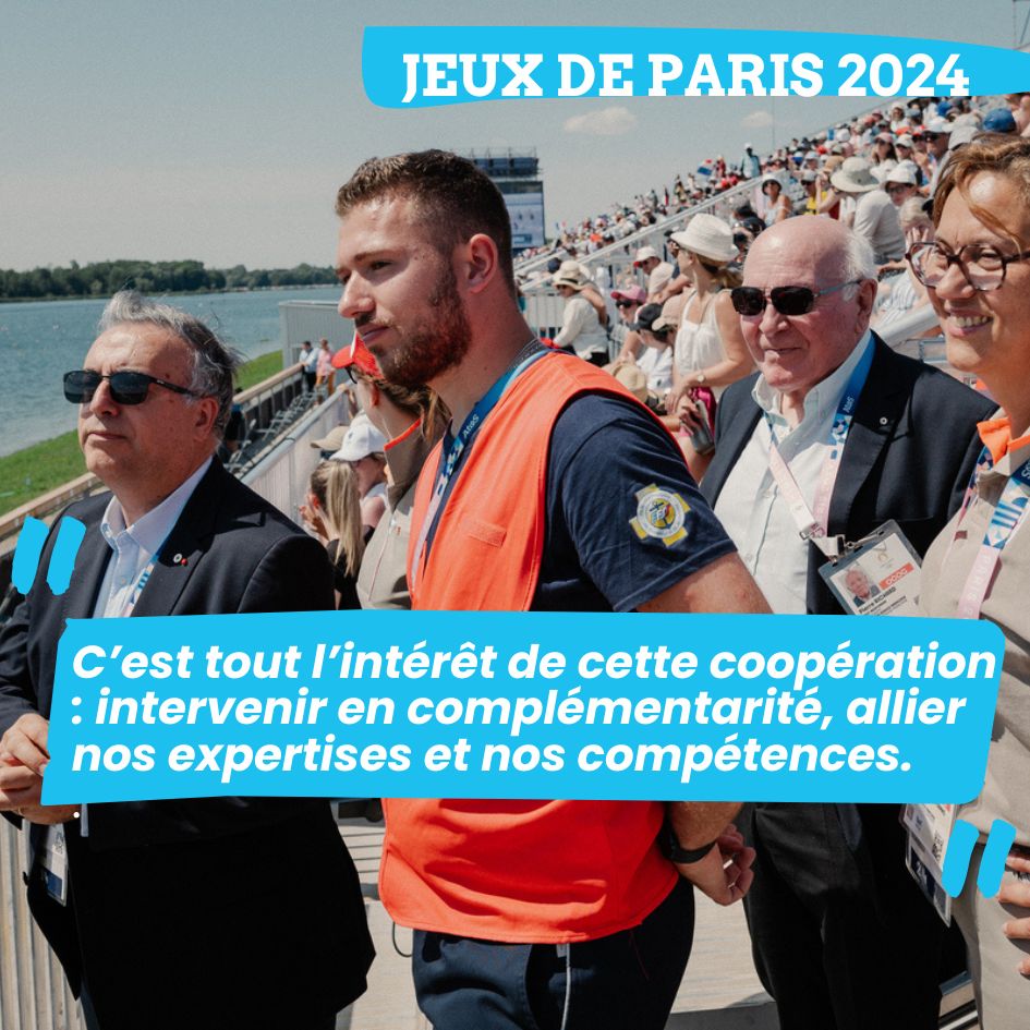 CroixRouge's tweet photo. Le président de la Croix-Rouge française a rendu visite aujourd’hui aux volontaires en mission sur l’île de loisirs de Vaires-Torcy où se déroulaient les épreuves d’aviron. Philippe Da Costa, accompagné d’élus de l’association et de la directrice générale, Nathalie Smirnov, est venu saluer et remercier les équipes qui, aux côtés de la Fédération française de sauvetage et secourisme (FFSS), assurent les postes de secours sur terre et sur l’eau. “C’est tout l’intérêt de cette coopération : intervenir en complémentarité, allier nos expertises et nos compétences”, affirme le président. Au total, ce sont 90 bénévoles engagés depuis le début des Jeux de Paris 2024 dans ce département, dont 18 côté Croix-Rouge française.

“Je suis heureux et impressionné par l’engagement de tous ces volontaires, venus parfois de très loin, de Guyane, des Outre-mer. Je les sens heureux eux aussi. Ils vivent - nous vivons tous - des moments uniques ! Il n’y a pas d’équivalent dans notre histoire ; être sur autant de sites à la fois, sur une telle durée, aussi nombreux. On sortira de ces Jeux avec une expérience incroyable, dans notre capacité de réponse sur des événements exceptionnels. Ce n’est pas rien ! C’est une formation expérientielle fabuleuse, on apprend chaque jour. Je tiens vraiment à tirer mon chapeau aux secouristes qui font un travail formidable, tout comme les fonctions support - la logistique, le transport, la restauration, l’accueil et l’hébergement…- et les équipes territoriales qui font le succès de ces Jeux. Un grand merci à tous !”

📷 : Marie Magnin
