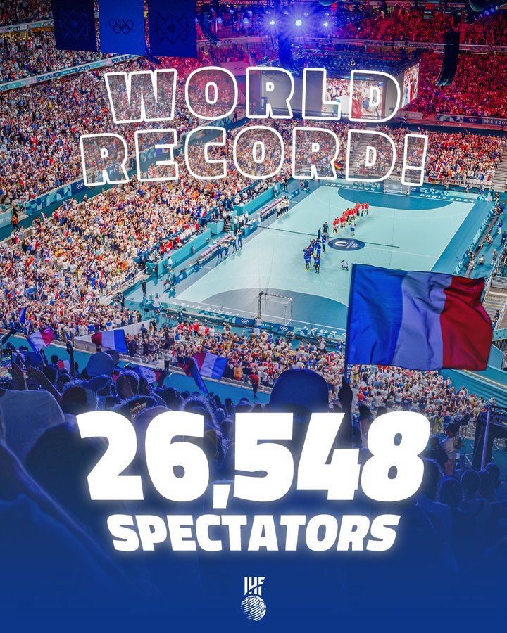 DamienCastelain's tweet photo. 🚨 Un moment historique !
Plus de 26 000 supporters réunis au @DecathlonArena pour soutenir notre @EquipeFRA @FRAHandball féminine !🇫🇷 🤾🏻‍♀️Un record  @Paris2024 
@MetropoleLille @BanaPhilippe 
#HandballFéminin https://t.co/V0SwAxhGKS
