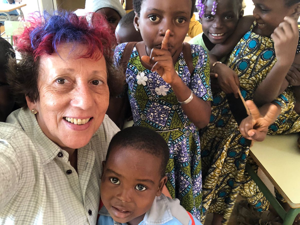 fpajaroazul's tweet photo. Hoy @InmaculadaGleCa nos envía estas imágenes de la escuela de Glo-Djigbee, centro que apoyamos desde #ElPájaroAzul y cuyo objetivo es la educación en igualdad de niños y niñas. Este centro es obra de las Terciarias Capuchinas, con las que nuestra Fundación colabora en #Benín.🙌🏻 https://t.co/SZJ8U67vec
