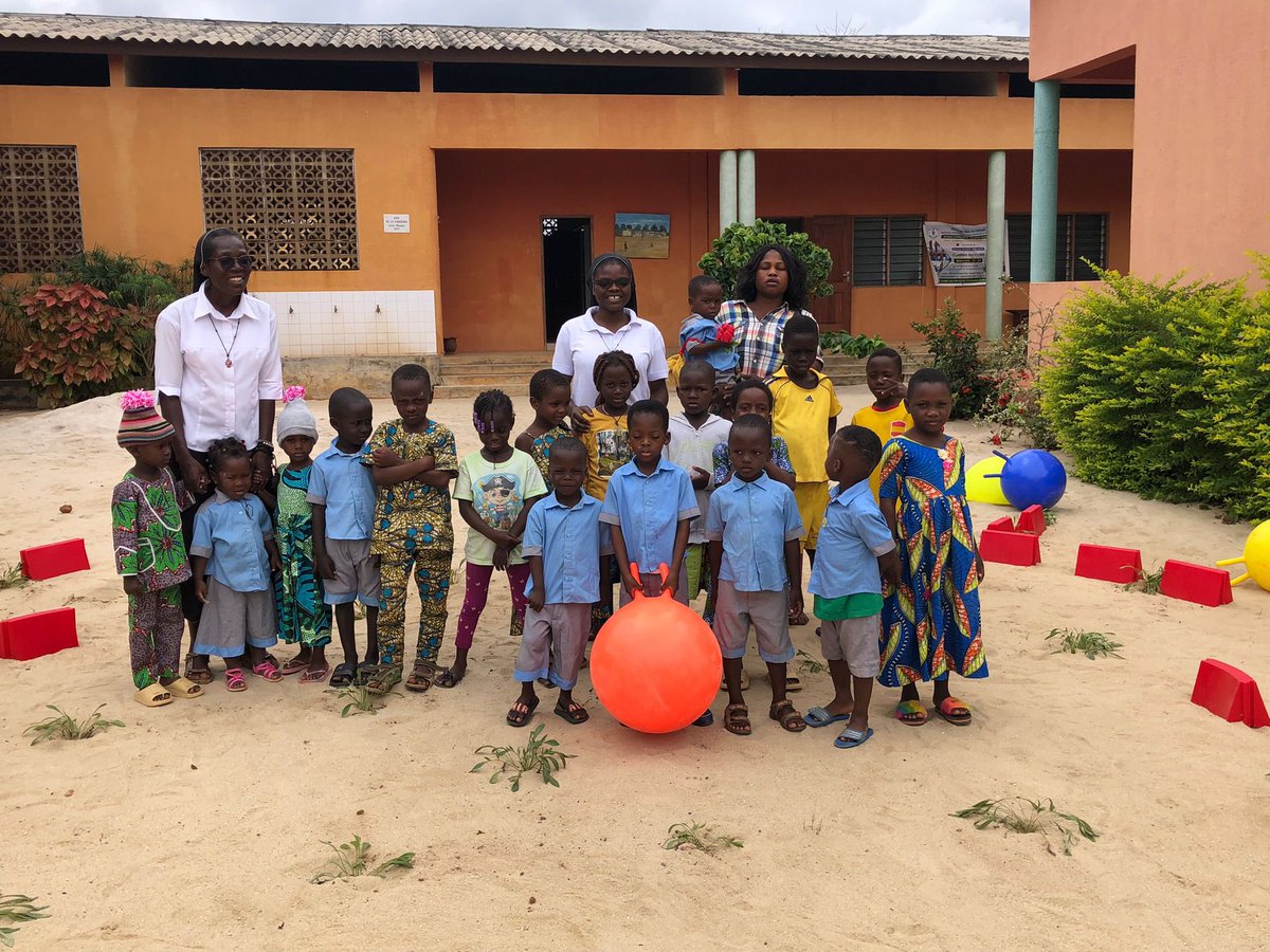 fpajaroazul's tweet photo. Hoy @InmaculadaGleCa nos envía estas imágenes de la escuela de Glo-Djigbee, centro que apoyamos desde #ElPájaroAzul y cuyo objetivo es la educación en igualdad de niños y niñas. Este centro es obra de las Terciarias Capuchinas, con las que nuestra Fundación colabora en #Benín.🙌🏻 https://t.co/SZJ8U67vec