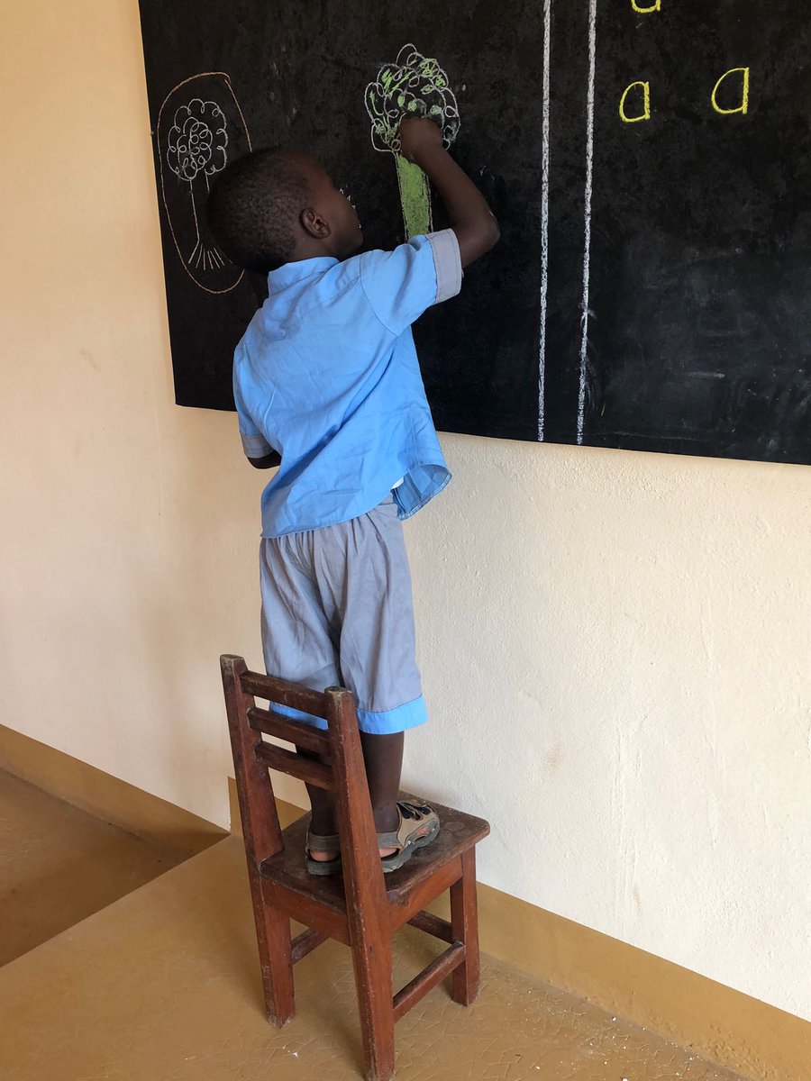 fpajaroazul's tweet photo. Hoy @InmaculadaGleCa nos envía estas imágenes de la escuela de Glo-Djigbee, centro que apoyamos desde #ElPájaroAzul y cuyo objetivo es la educación en igualdad de niños y niñas. Este centro es obra de las Terciarias Capuchinas, con las que nuestra Fundación colabora en #Benín.🙌🏻 https://t.co/SZJ8U67vec