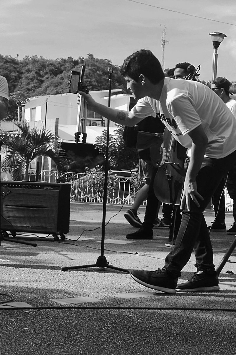 FeerFernandoj's tweet photo. Una semana de la injusta detención de Paul León, camarógrafo de @VPITV en Valera, Trujillo.

Insistimos en su pronta liberación: nunca ha hecho nada malo.

En las fotos: presentando y creando contenido en un festival de música.

Deporte y cultura, por eso ha trabajado siempre. https://t.co/rOqwLLGG2t