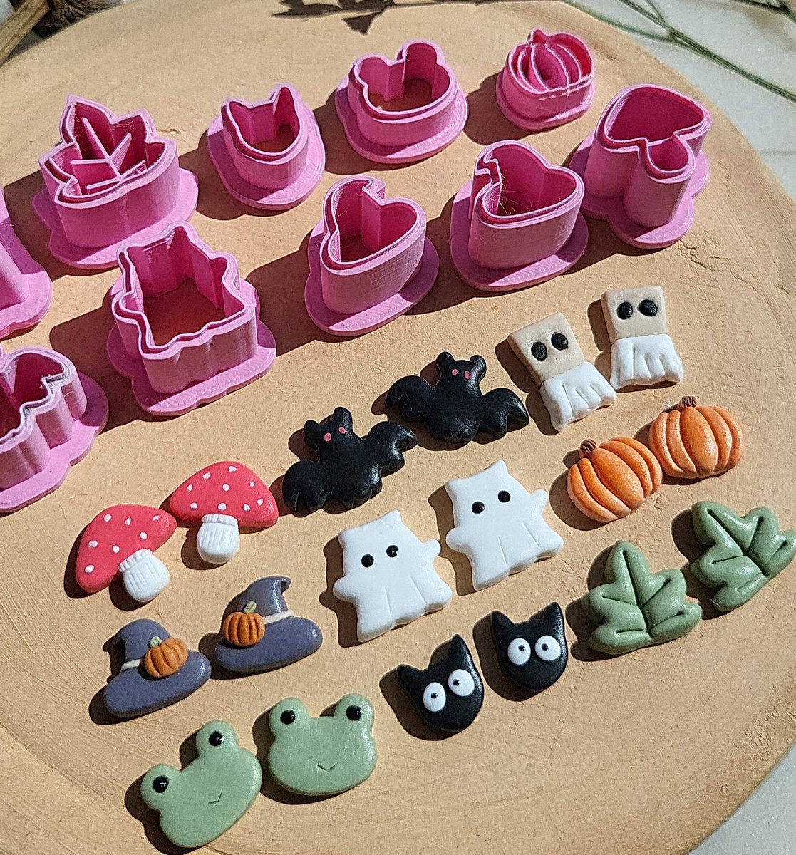 NoomCottageClay's tweet photo. My new Halloween polymer clay cutters and earrings I made today! 🎃👻 Which one is your favorite? https://t.co/yw6E1WCMCr