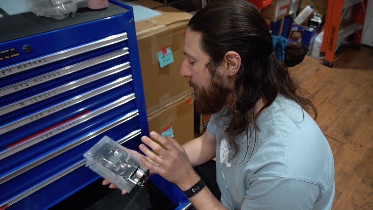 ribbonmics's tweet photo. 🎙 Take a tour of AEA HQ in Pasadena, CA with Joey! Discover our crafting process and take a peek at the RCA mic museum. Shoutout to lui_piluso (IG) for capturing this and sharing! 

Watch here: https://t.co/XGiHS3bNwc

#AEARibbonMics #InsideAEA https://t.co/6g0SU9XUFk