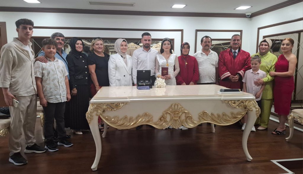 AK Parti Kadın Kolları Yönetim Kurulu Üyemiz Arzu Aktan’ın kıymetli oğlu Beytullah ile Büşra kızımızın nikahını kıydık.

Aktan ve Kurt ailelerini tebrik ediyor, çiftimize bir ömür mutluluklar diliyorum.

#Şahinbey #Gaziantep