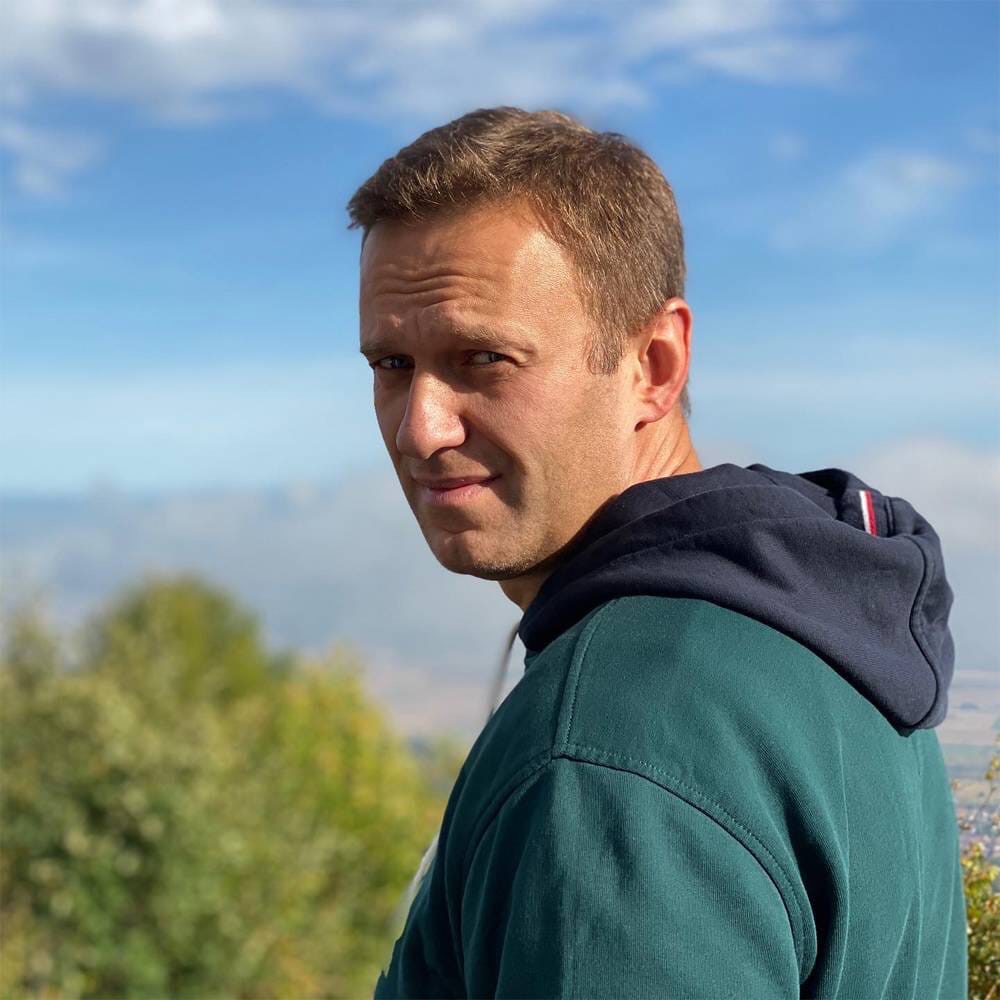 Обернись мне на память
Сквозь уходящего лета песок
И сквозь осени первый опавший листок...

Обернись мне на память, на сердце, в пути -
Чтоб тебе было легче
В Вечности с Богом и с нами идти.

6.08. 2024
