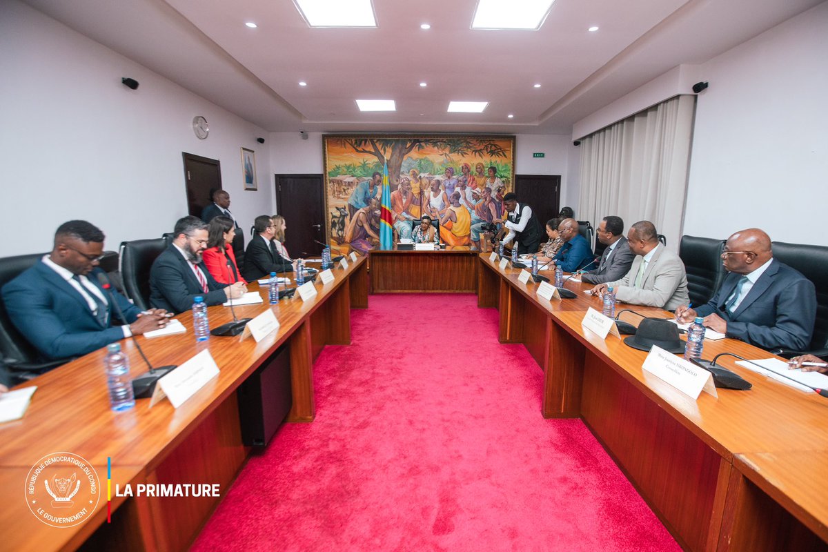 PrimatureRDC's tweet photo. #CriseHumanitaire #Pilier2
5 août 2024 | Drame humanitaire dans l'Est de la RDC : La Première Ministre Judith Suminwa Tuluka intensifie les efforts pour renforcer l'assistance aux 7 millions de déplacés.
La Première Ministre a reçu en audience la Directrice générale de l'OIM, Amy Pope, accompagnée de plusieurs ministres, afin d'examiner les solutions urgentes à apporter à la crise des déplacés dans l'Est du pays. Avec plus de 7 millions de déplacés, la situation est critique et nécessite une réponse immédiate.
La Première Ministre a réaffirmé le partenariat étroit avec l'OIM et a insisté sur l'augmentation des moyens matériels pour faire face à ce drame humanitaire. En juin dernier, lors de sa visite au Camp Mugunga à Goma, elle avait promis de trouver une solution durable aux conditions de vie déplorables de ses compatriotes.