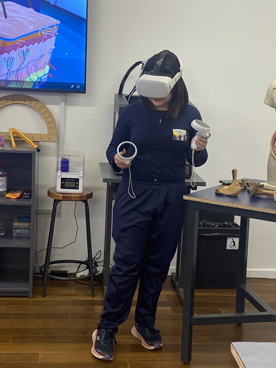 GSilvera06's tweet photo. Los estudiantes del CEA 183 Nelson Mandela @UTU_Uruguay experimentan la realidad virtual en ciencias biológicas
#VR
#PartnerSocial
#AprenderMas
#EducacionPublica🇺🇾 https://t.co/9l2c1fIkto
