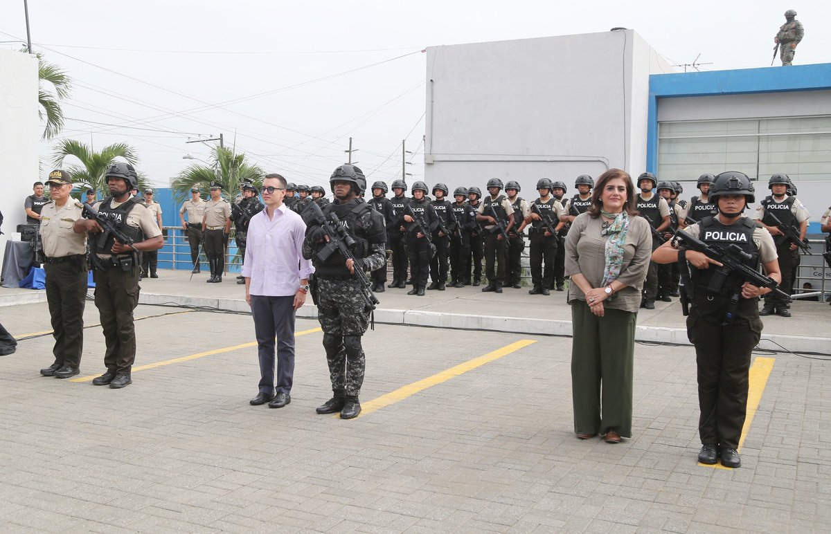 Presidencia_Ec's tweet photo. Como parte de la lucha integral contra la delincuencia y violencia en el país, en Durán, el presidente @DanielNoboaOk participó de la entrega de armamento de última generación: 1.752 fusiles calibre 556 y 30 fusiles de alta precisión a las Fuerzas Policiales. 

Este equipamiento esencial fortalecerá su capacidad operativa, permitiéndoles enfrentar de manera más eficaz los desafíos en materia de seguridad ciudadana. 

#ElNuevoEcuadorResuelve 👮🏼‍♂️🚔🇪🇨