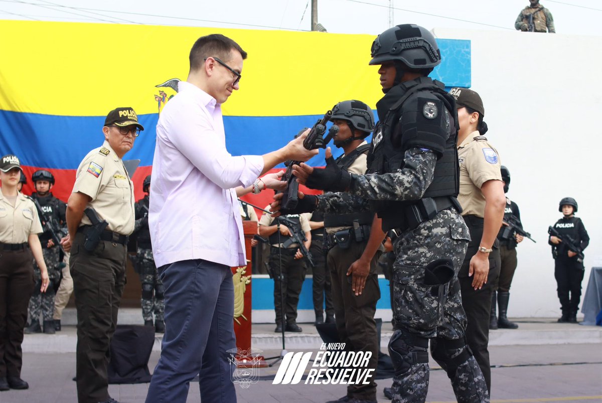 Presidencia_Ec's tweet photo. Como parte de la lucha integral contra la delincuencia y violencia en el país, en Durán, el presidente @DanielNoboaOk participó de la entrega de armamento de última generación: 1.752 fusiles calibre 556 y 30 fusiles de alta precisión a las Fuerzas Policiales. 

Este equipamiento esencial fortalecerá su capacidad operativa, permitiéndoles enfrentar de manera más eficaz los desafíos en materia de seguridad ciudadana. 

#ElNuevoEcuadorResuelve 👮🏼‍♂️🚔🇪🇨