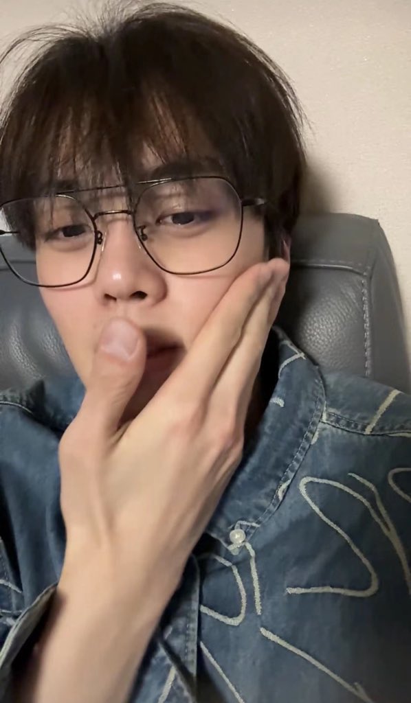 หนุ่มแว่นที่หมายถึง