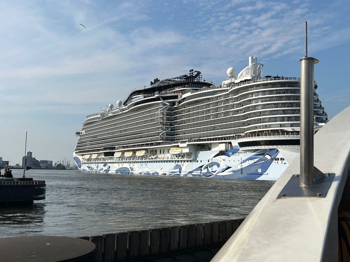Gelukkig mag je met je kleine dieselbootje de stad niet in straks. Het zal maar vervuilen.  #Amsterdam