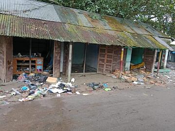 HinduVoice_in's tweet photo. Hindu minorities are not safe in #Bangladesh 
Hindu minorities are under attack in Sahaspur village under #Bochaganj Upazila of #Dinajpur district.

Yesterday evening, on 05/08/2024, Islamists attacked the Chowrangi market. Islamists vandalised and looted all the shops owned by Hindus. 

After this, Islamists attacked adjacent Hindu villagers Sahaspur. But, Hindu villagers resisted the Islamists and drove them away.