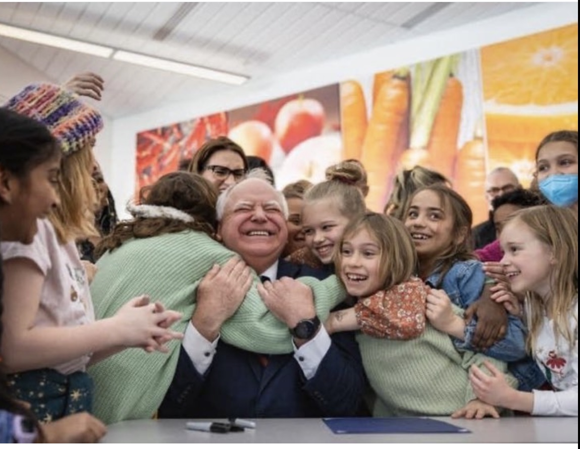 MediaBusters6's tweet photo. Just look at their faces & we know exactly who @SarahHuckabee is!
Why are you so hell-bent is letting kids die?
#HarrisWalz2024
#VoteBlueToProtectKids https://t.co/jtHy8wr6zU