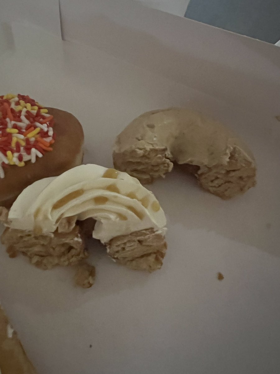 CaroRCummings's tweet photo. National peeps looking for a Minnesota lesson: soon these halves of donuts become quarters of donuts and no one will dare touch the last piece. https://t.co/I1XCqsBeBX