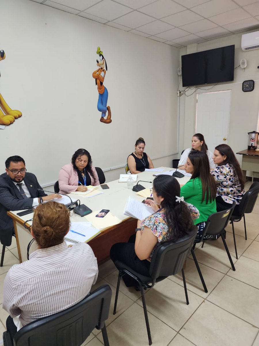 PGNguatemala's tweet photo. #AccionesPGN La jefe de la Procuraduría de la Niñez y Adolescencia, Lucrecia Prera y la Directora de Delegaciones Regionales, Bárbara Fuentes, junto a personal de PGN Zacapa, visitaron el Juzgado de Primera Instancia de la Niñez y la Adolescencia del departamento, con el (...) https://t.co/YegoU8nxTK