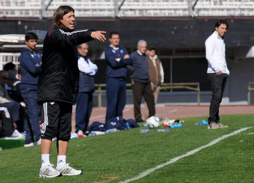 Hoy se cumplen 13 años de la única vez que el Muñeco enfrentó a River. Fue un amistoso en el Monumental con Nacional, River se preparaba para afrontar el Nacional B. Debutaron Almeyda y el Muñeco (mis dos primeros libros). Terminó 3-3. Gran hallazgo fotográfico de <a href="/ElFeoyelBeto/">Karl Beto Alonso, Labruna y Bernabe Recalcitrante</a>