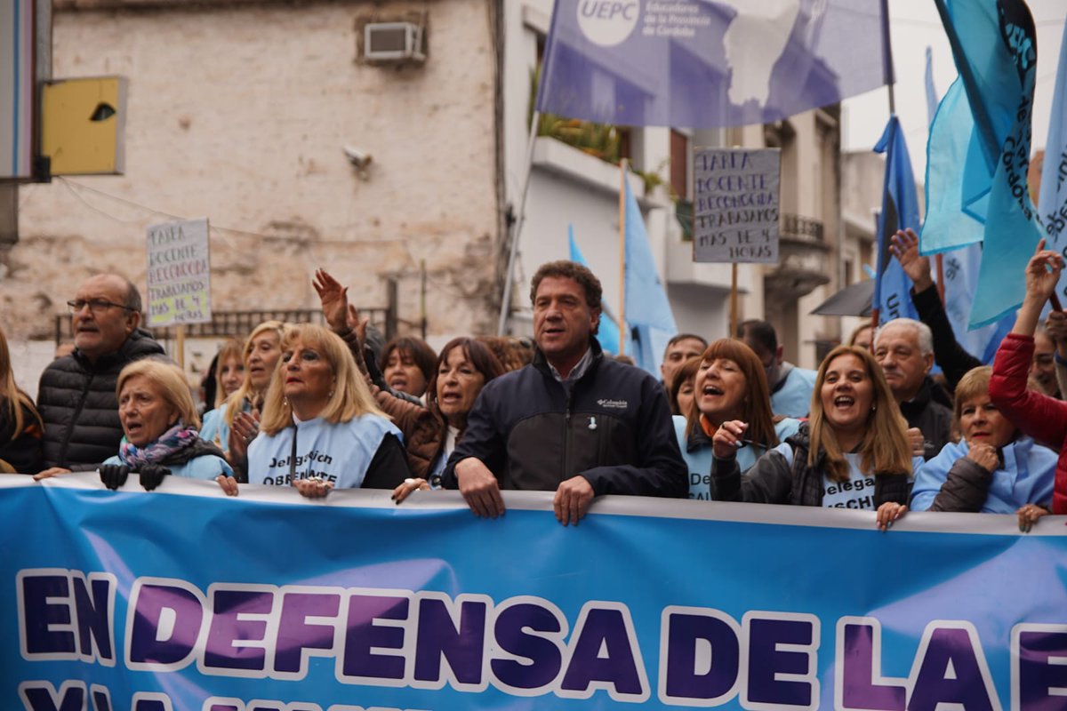 UEPC_oficial's tweet photo. 🔵 Más de 25.000 personas nos movilizamos hoy durante el segundo día de #ParoDocente en defensa del salario y la educación pública ✊
@MartinLlaryora ,@gobdecordoba exigimos #SalariosJustos y #JubilacionesDignas https://t.co/F9UU5MBJgd