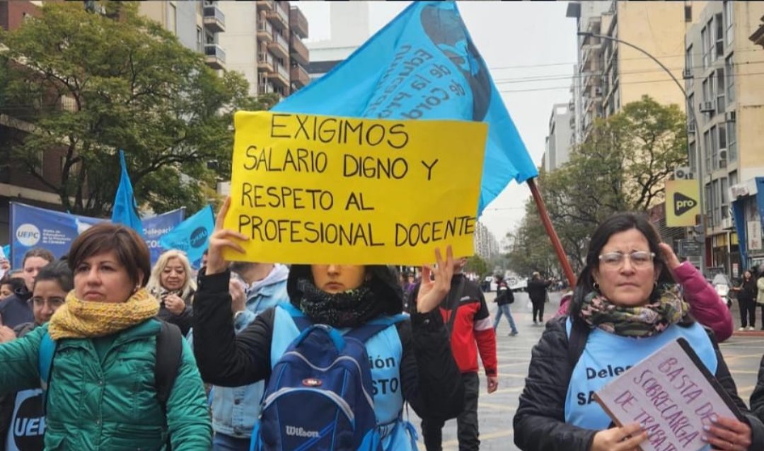 UEPC_oficial's tweet photo. 🔵 Más de 25.000 personas nos movilizamos hoy durante el segundo día de #ParoDocente en defensa del salario y la educación pública ✊
@MartinLlaryora ,@gobdecordoba exigimos #SalariosJustos y #JubilacionesDignas https://t.co/F9UU5MBJgd