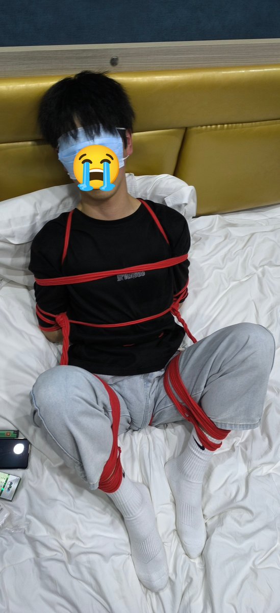 TiT834's tweet photo. 把白袜学长骗到酒店，全身紧缚，任我玩弄，意识到危险后无助地挣扎，哭着向我求饶 https://t.co/ihoYk2juI0