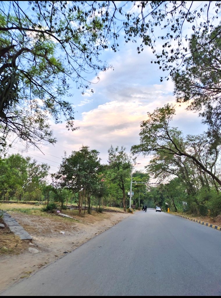 جب بھی تیری قربت کے امکاں نظر آئے
ہم اتنا خوش ہوئے کہ پریشاں نظر آے🖤
صبح بخیر 🖤🖤