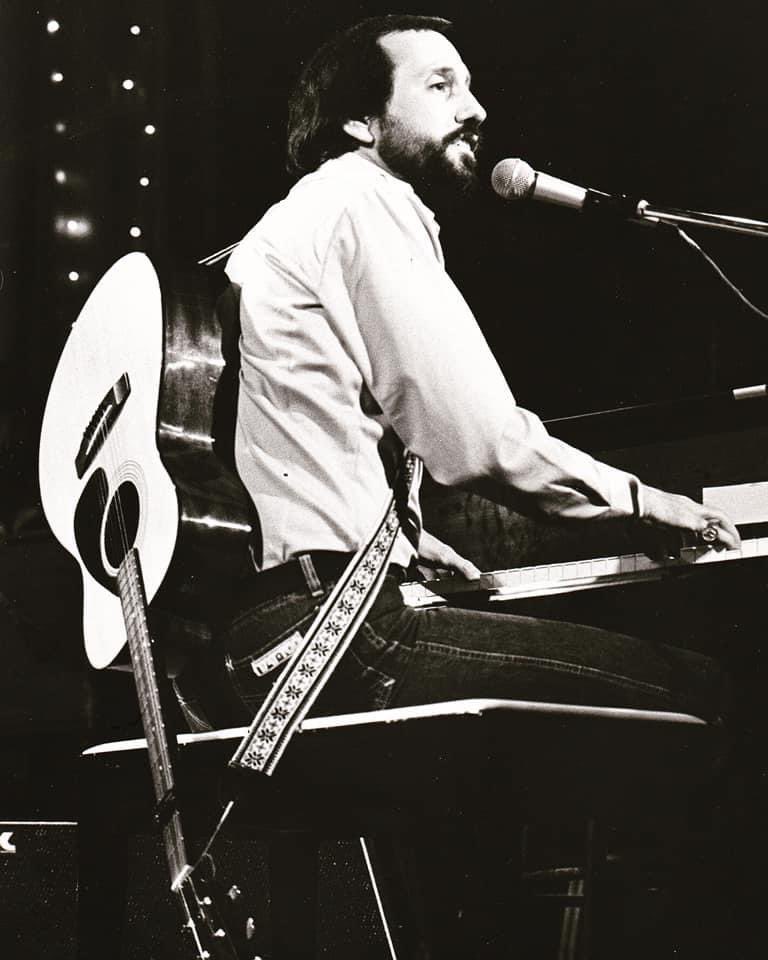 RayStevensMusic's tweet photo. #TossbackTuesday Check out this rare image of Ray Stevens playing the piano while wearing an acoustic guitar on his back taken in the 70s!
#blackandwhitepic #70sstyle #nashvillemusician #inthe70s #blackandwhite #acousticguitar #pianoandguitar #tossback https://t.co/MfXO1AvThE