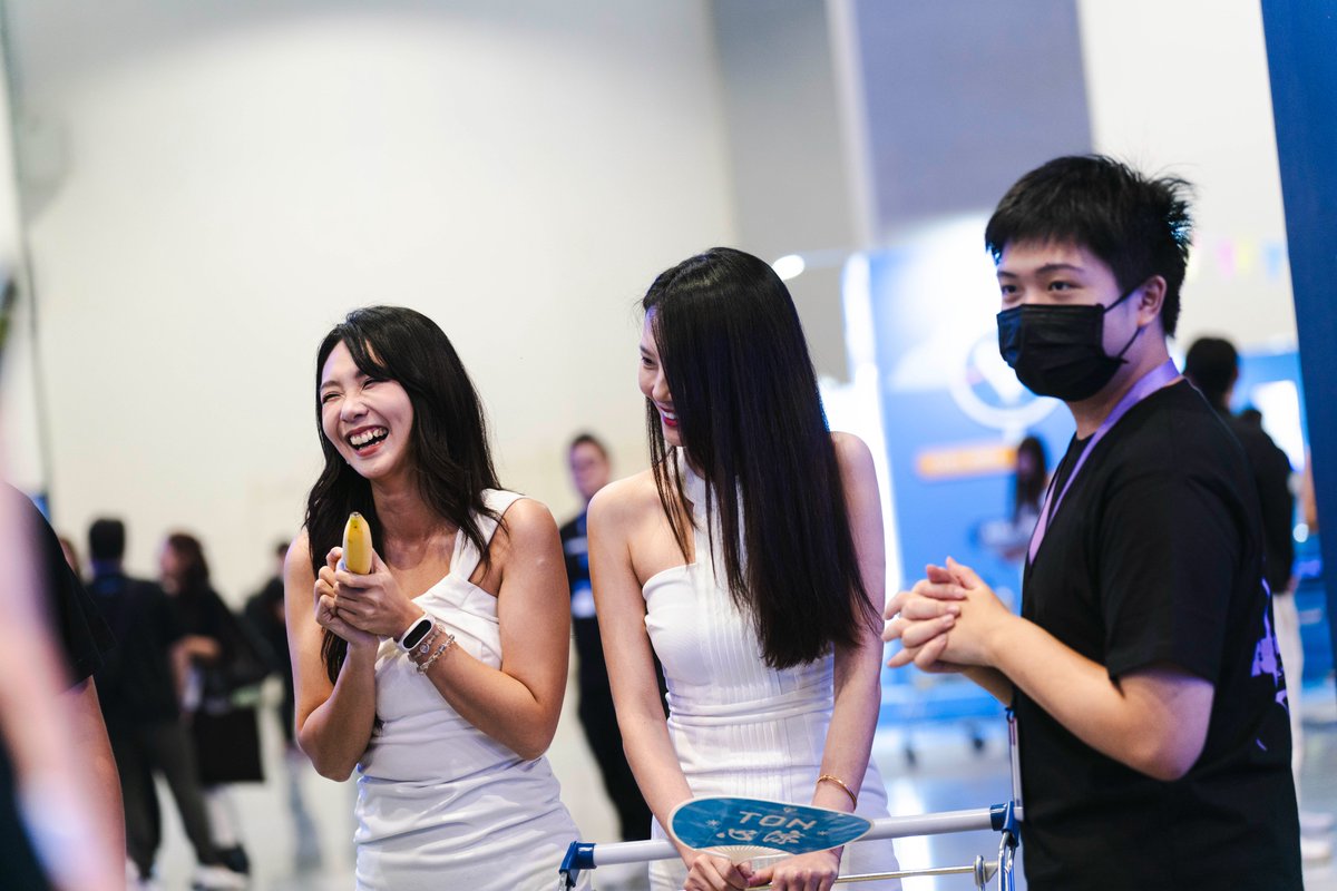 thebananation's tweet photo. D1 of TON Open Summit ends has ended!

2 more days to go so make sure to grab a banana tomorrow 🍌 https://t.co/d6sUtLo2QS