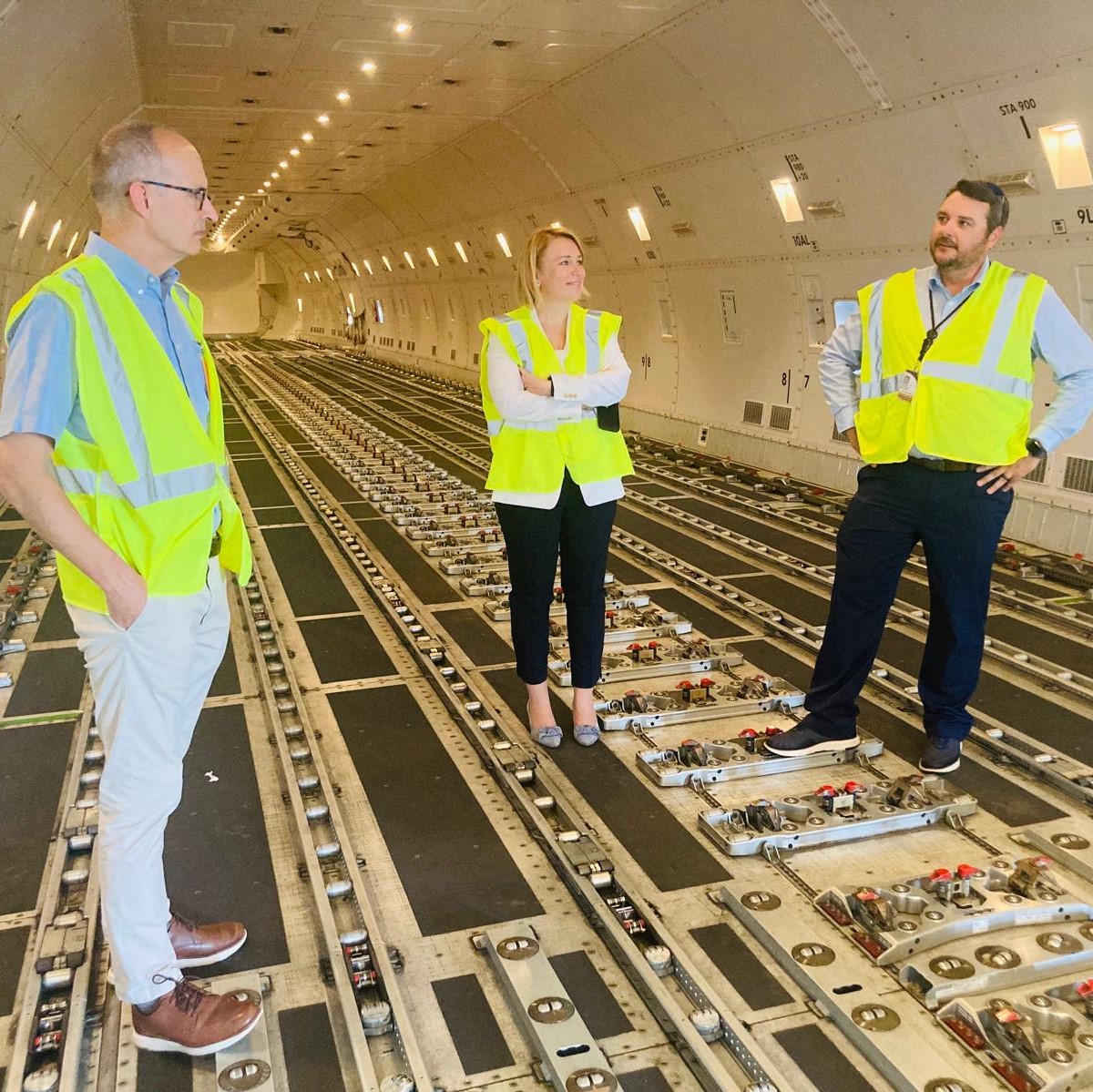 EUAmbUS's tweet image. An impressive visit to @UPS in #Kentucky to learn about its 5.2 million sq. ft. Worldport facility. It processes 416,000 packages an hour &amp;amp; delivers to 220 countries and territories around the world. The EU-US #trade relationship is nothing without efficient shipping partners.
