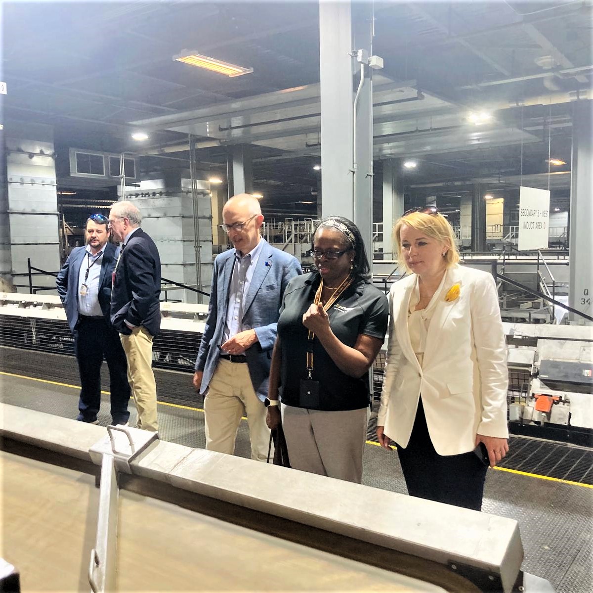 EUAmbUS's tweet image. An impressive visit to @UPS in #Kentucky to learn about its 5.2 million sq. ft. Worldport facility. It processes 416,000 packages an hour &amp;amp; delivers to 220 countries and territories around the world. The EU-US #trade relationship is nothing without efficient shipping partners.