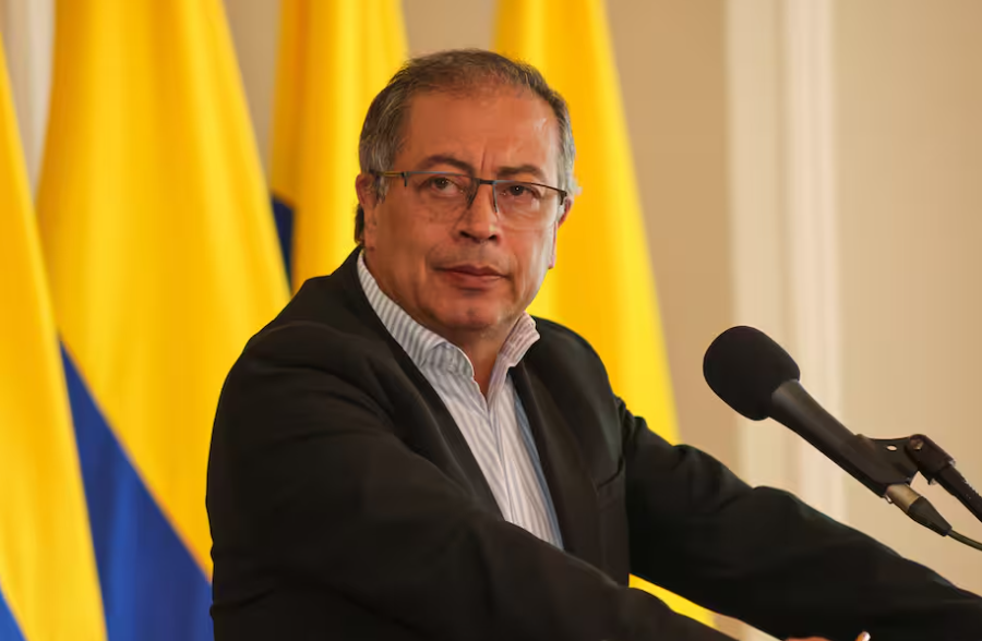 AbuelaEmberraca's tweet photo. 🇨🇴¿Por quién VOTARÍA en unas elecciones presidenciales?

❤️🔄Álvaro Uribe Vélez
💬Gustavo Petro https://t.co/yAtQpvXEPU