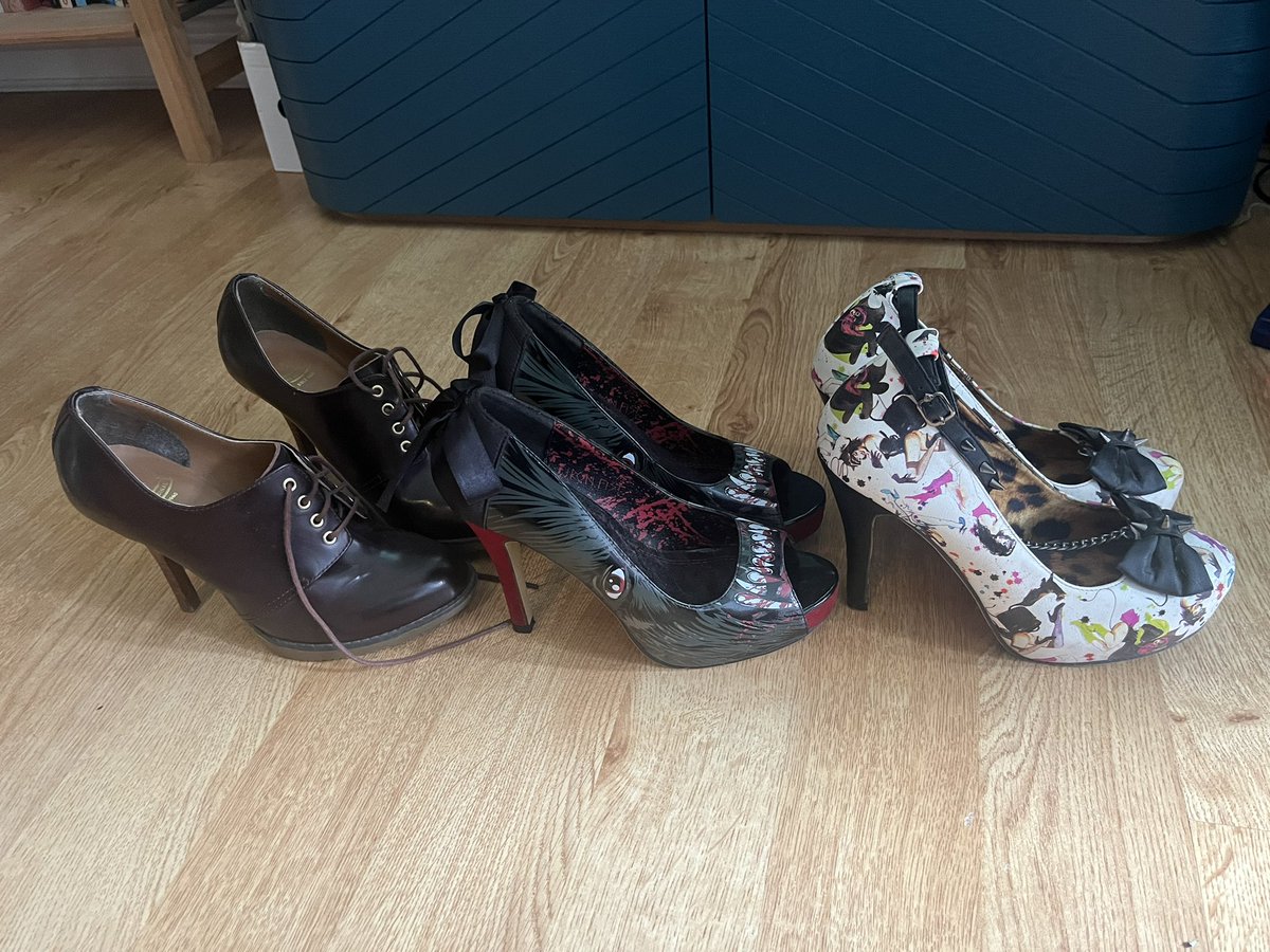 Having a clear out because what else are the holidays for?! 😆
Just coming to terms with the fact that these shoes will have to go. (I just can’t do heels anymore and these require my feet to bend into some frankly quite unnatural shapes!)