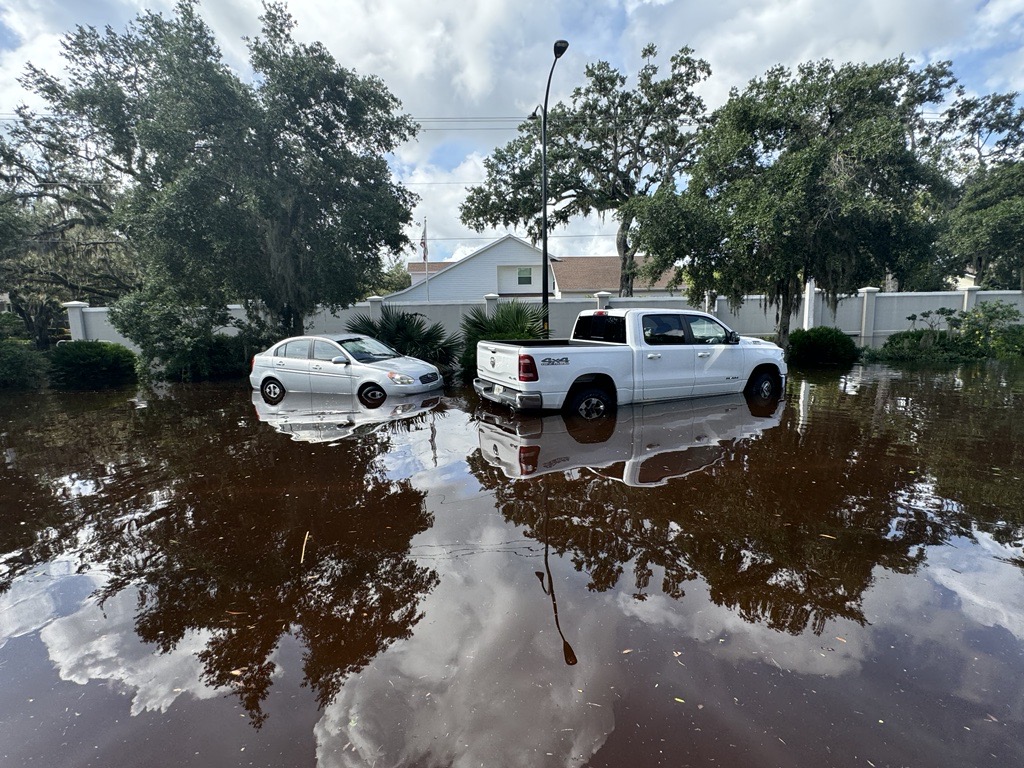 SRQCountyGov's tweet photo. Current conditions along Bahia Vista and Quail Run Trail.

If you're on the roadways today, please be safe and do not drive through standing water. 

More information: https://t.co/cKZfUSVmN6

#SRQCounty #StormDebby https://t.co/r6LhbPZdet