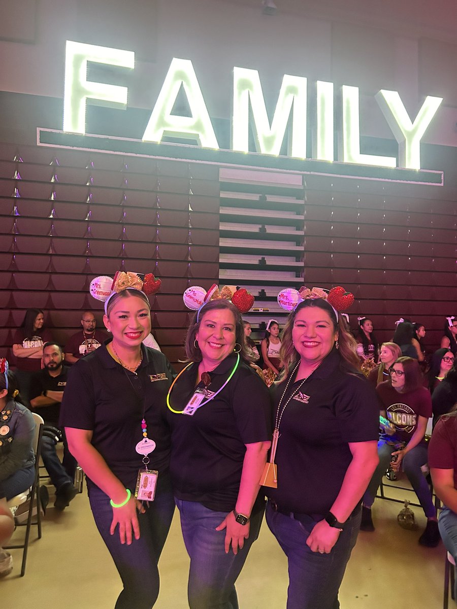 jbeth81's tweet photo. It was a great morning with @damonwest7 at @LosFresnosCISD Convocation! #ThePowerToChoose 🥳❤️🙌🏻 https://t.co/qTdTtKfq3E