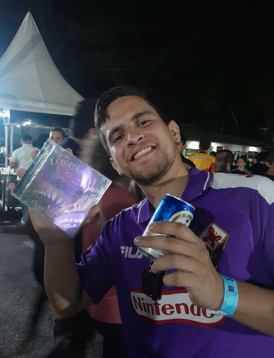 danielatestar's tweet photo. Una cerveza, Los Cafres y su camiseta de la @acffiorentina así es Paul: fútbol, música y amigos. 

Pronto te veremos así, haciendo lo que amas y disfrutando de la vida 💜

Pronto estarás libre🙏🏻 https://t.co/WNtsSzyFfS
