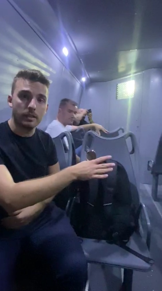 iarsuaga's tweet photo. Esta noche un fiscal en Francia, a las órdenes de Macron, ha enviado a la gendarmería francesa a secuestrar el autobús de CitizenGO en París. El bus denunciaba la burla a la Última Cena de la inauguración de los Juegos Olímpicos y exigía a las autoridades francesas y al COI que paren de atacar a los cristianos. 
Seis de nuestros compañeros fueron esposados y arrestados y pasaron la noche en el calabozo incomunicados y sin acceso a agua. 
Nuestro abogado nos dice que no hay caso, y que el fiscal mandó a la gendarmería arrestar a los compañeros aunque no hubiera caso.
Ahora vamos a querellarnos contra Macron, el fiscal general y la gendarmería. 
Los gobiernos woke cada vez son más totalitarios. Desde @CitizenGO y @hazteoir vamos a seguir denunciándolo. 
Gracias a Dios, nuestros compañeros ya han sido liberados.