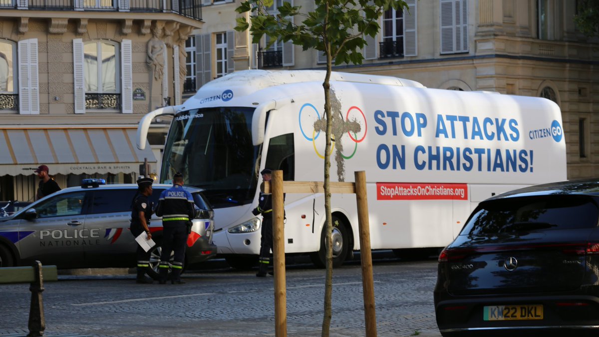 iarsuaga's tweet photo. Esta noche un fiscal en Francia, a las órdenes de Macron, ha enviado a la gendarmería francesa a secuestrar el autobús de CitizenGO en París. El bus denunciaba la burla a la Última Cena de la inauguración de los Juegos Olímpicos y exigía a las autoridades francesas y al COI que paren de atacar a los cristianos. 
Seis de nuestros compañeros fueron esposados y arrestados y pasaron la noche en el calabozo incomunicados y sin acceso a agua. 
Nuestro abogado nos dice que no hay caso, y que el fiscal mandó a la gendarmería arrestar a los compañeros aunque no hubiera caso.
Ahora vamos a querellarnos contra Macron, el fiscal general y la gendarmería. 
Los gobiernos woke cada vez son más totalitarios. Desde @CitizenGO y @hazteoir vamos a seguir denunciándolo. 
Gracias a Dios, nuestros compañeros ya han sido liberados.