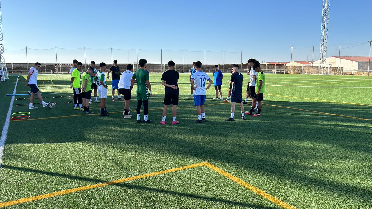 UDFDC's tweet photo. También han comenzado los entrenamientos del equipo juvenil ⚽️ que viene de una excelente temporada pasada 🏆👏. Estos jóvenes jugadores representan el futuro club 🌟 y su dedicación y rendimiento prometen grandes logros para próximos años 💪✨#udfdc #volveracrecer #seguidores https://t.co/2X74e4D2Ef