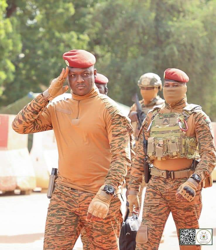 🚨 #BurkinaFaso 🇧🇫 Le Capitaine Traoré dénonce un complot visant sa vie et celle de ses collaborateurs, impliquant des Forces de Défense, des terroristes et des officiers expatriés. Il parle d'un "assaut final" contre la Transition burkinabé. #Justice #Sécurité