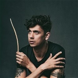 broadwaybaby's tweet photo. REVIEW: Ben Hart: HeX ★★★★★ "Hart weaves his magic with charismatic storytelling and flair" #EdFringe https://t.co/Dj5uy0eVzO https://t.co/B9cGINtGZt